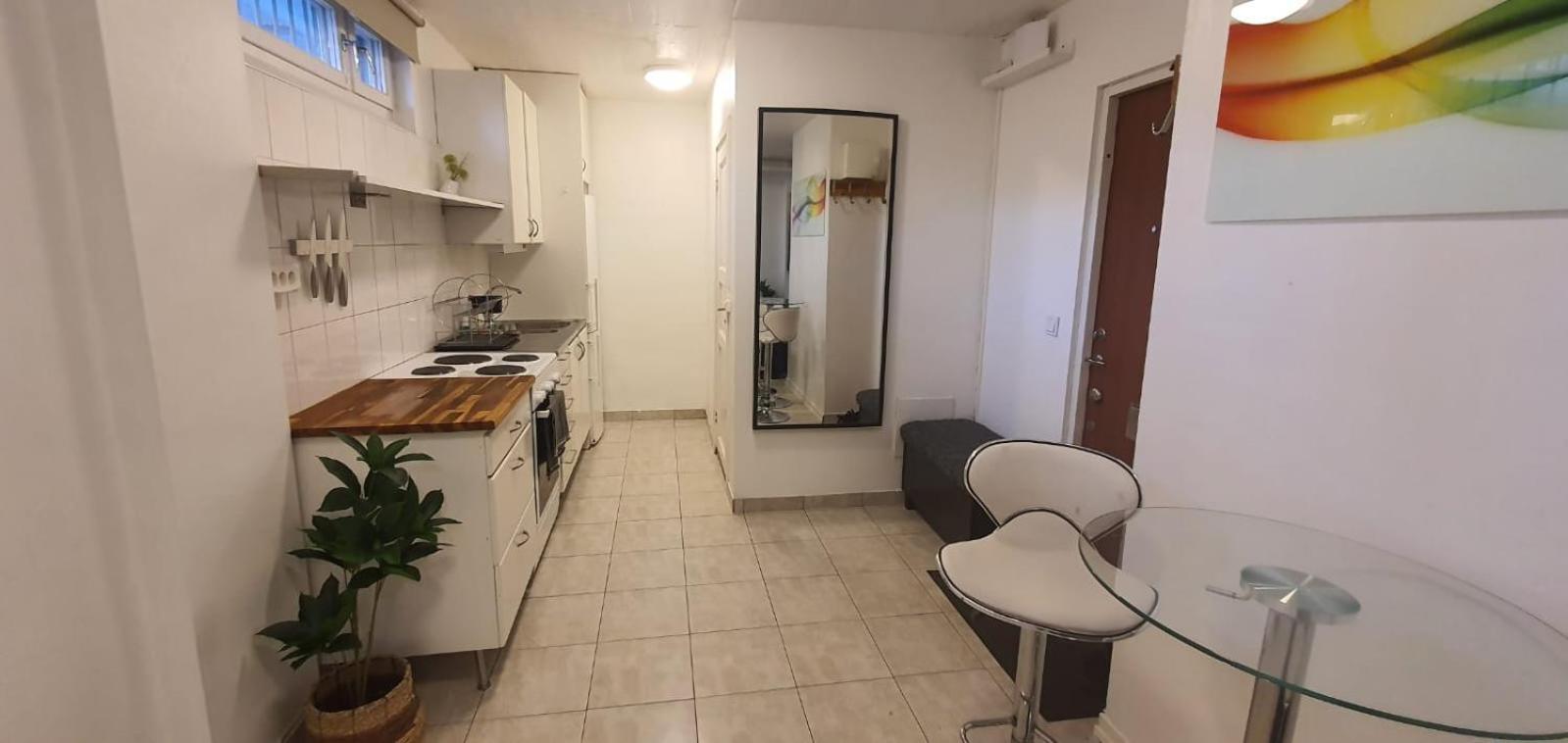 Beautiful Basement Apartment, Very Private And Close To The Metro Stockholm Eksteriør bilde